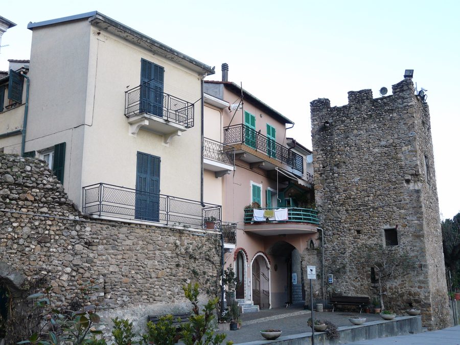 Historische Stadtmauer und Türme von Villanova d'Albenga in Ligurien