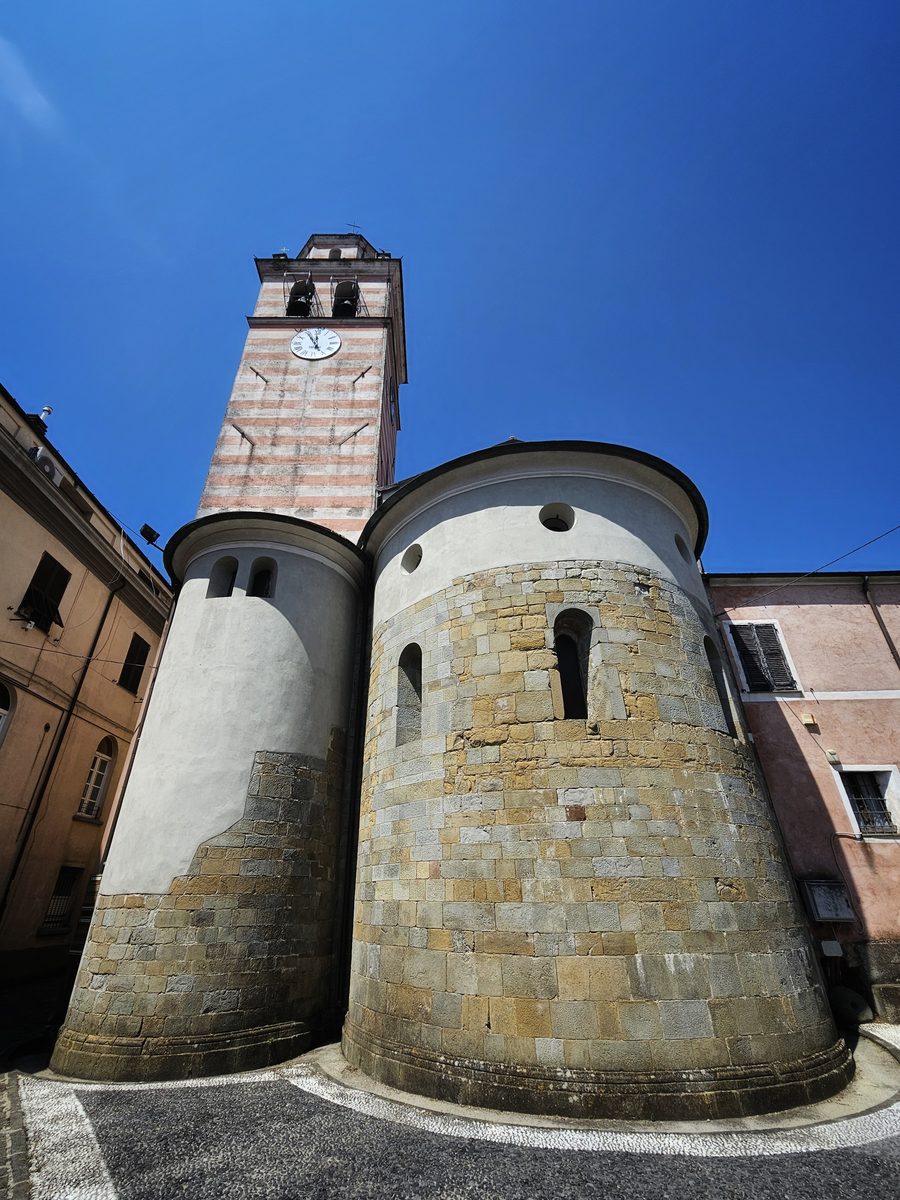 Fassade der Konkathedrale Santi Pietro, Lorenzo e Colombano in Brugnato