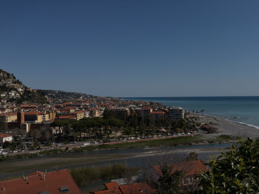 Küstenpanorama von Ventimiglia an der Italienischen Riviera mit Mittelmeer und begrünten Hügeln