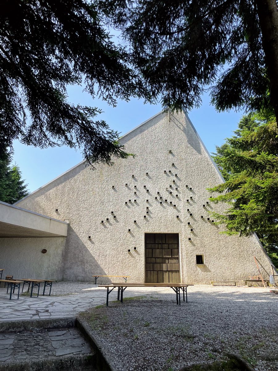 Fassade der Kirche Santa Maria Regina del Creato in Barbagelata bei Lorsica