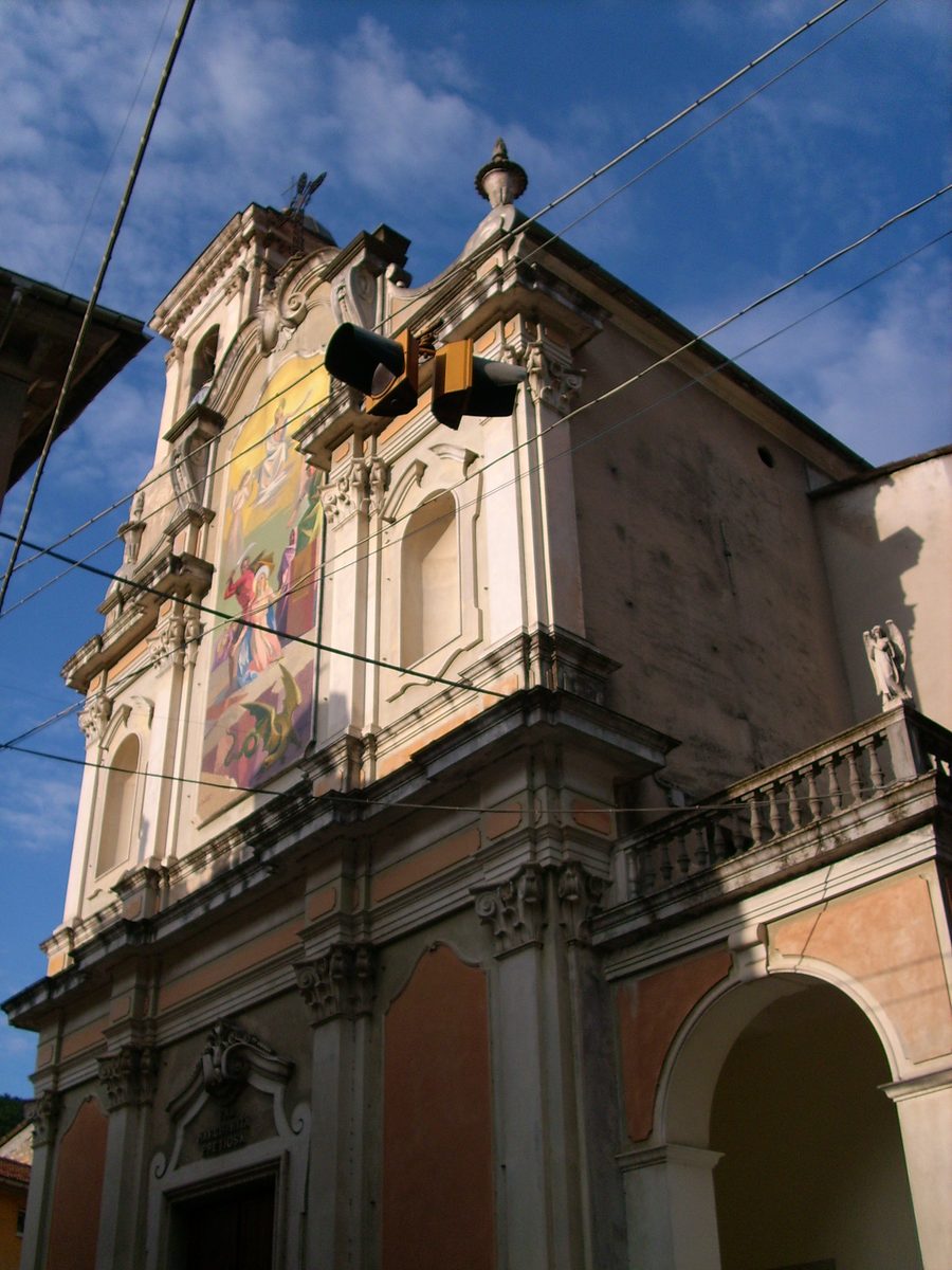 Außenansicht der Kirche Santa Margherita di Antiochia in Pontedassio, Ligurien