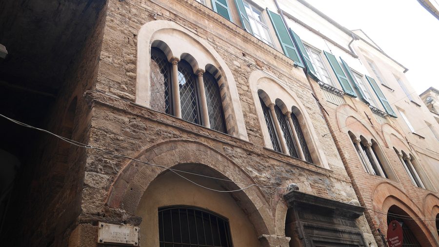 Historischer Ortskern von Albenga mit einem historischen Gebäude