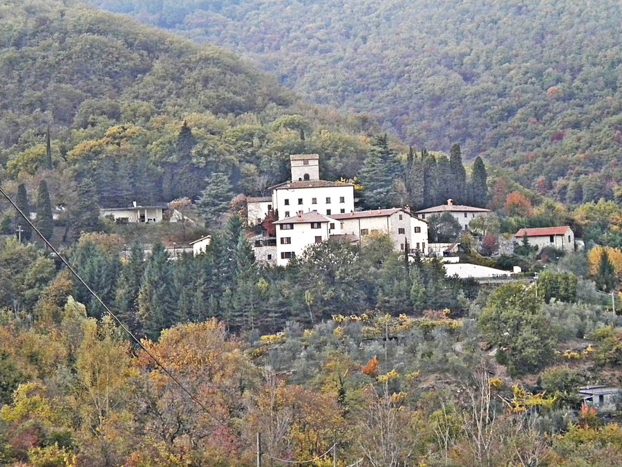 Ansicht von Bovecchio mit Häusern und umgebender Landschaft in Ligurien