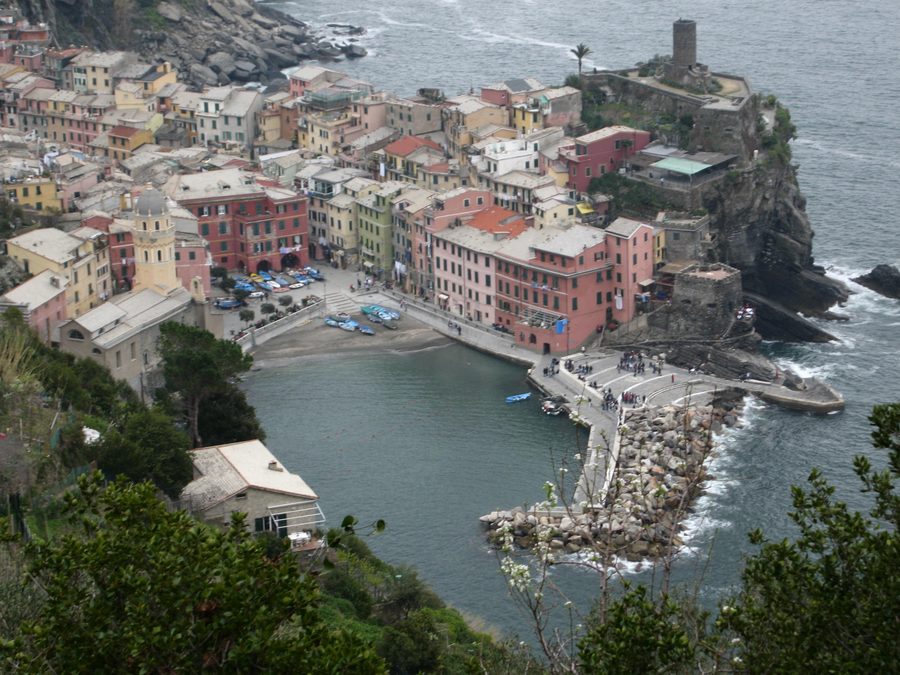 Natürlicher Hafen von Vernazza mit dicht bebauten historischen Häusern an der Küste