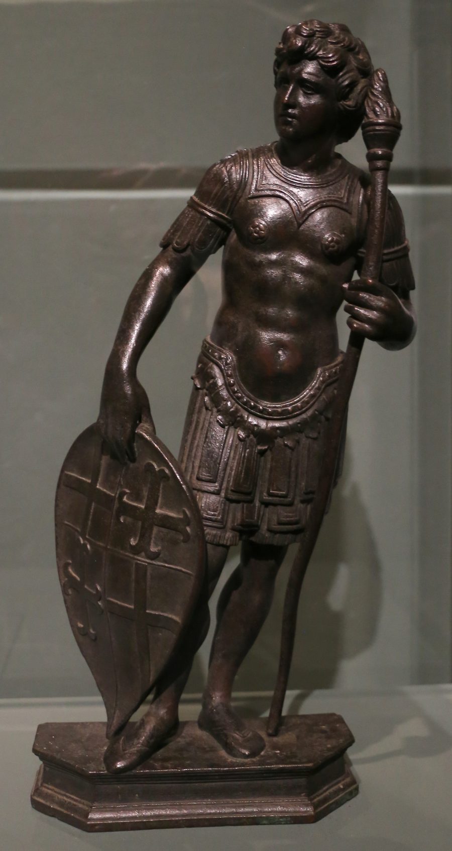 Skulptur eines Knappen aus dem Museum Amedeo Lia in La Spezia