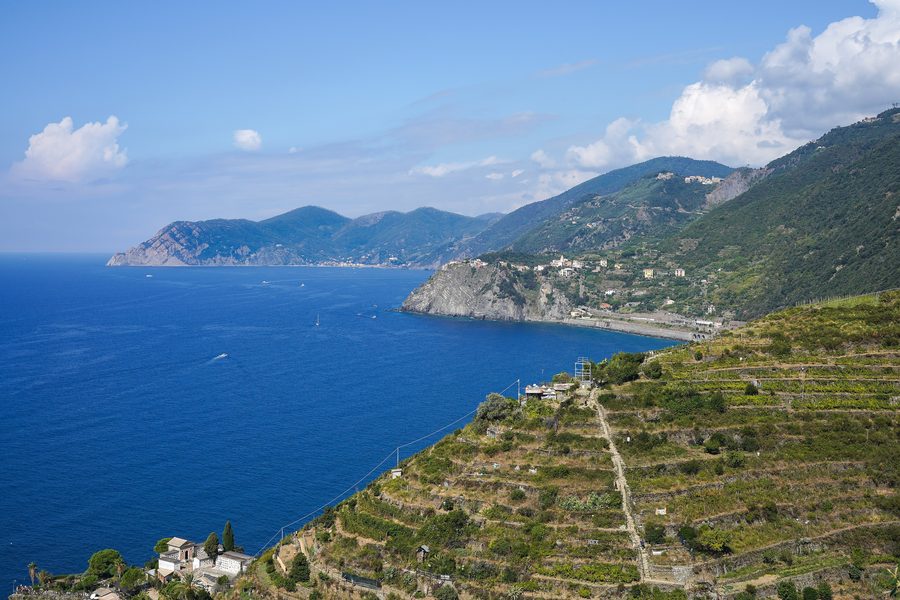 Ligurische Küste mit steilen Hängen und Dörfern bei den Cinque Terre