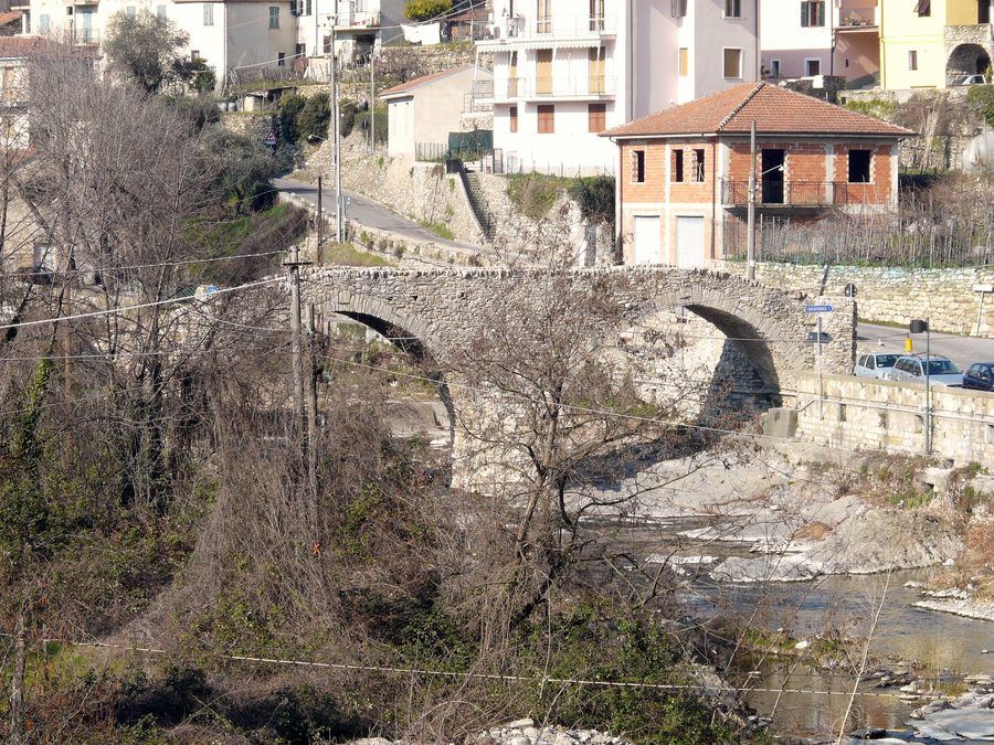 Historische Steinbrücke in San Lazzaro Reale über den Torrente Impero