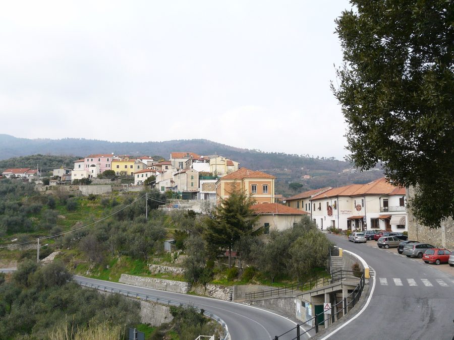 Panorama von Bardino Vecchio in der ligurischen Hügellandschaft