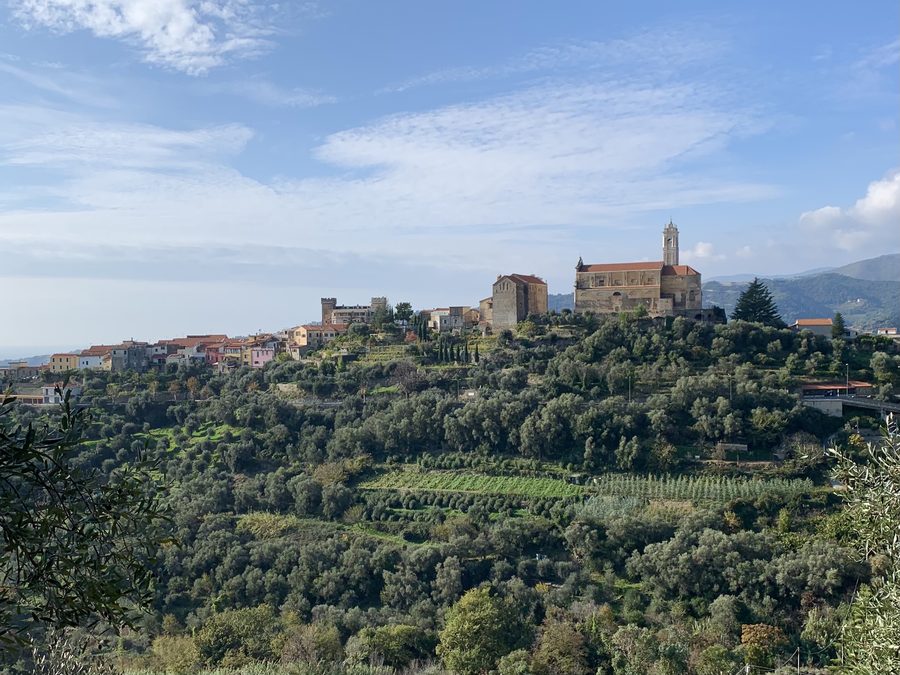 Castellaro im ligurischen Hinterland, von der Ostseite aus gesehen