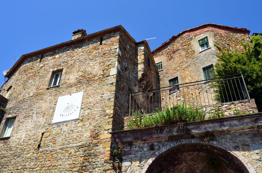 Historischer Ortskern des erhöht gelegenen Borgo Nicola in Ligurien