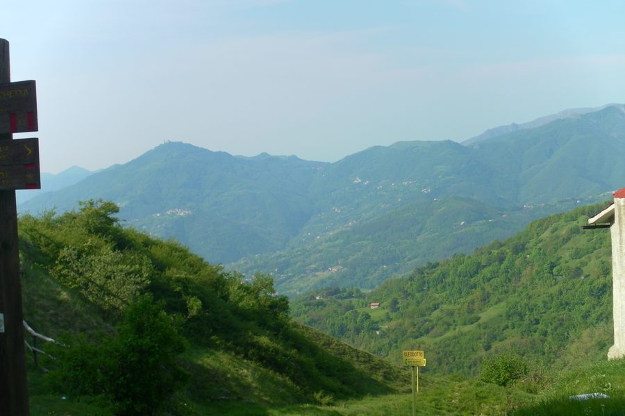 Blick vom Passo della Bocchetta auf die Landschaft zwischen Campomorone und Voltaggio
