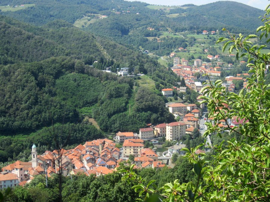 Panorama von Rossiglione Superiore und Rossiglione Inferiore im ligurischen Hinterland