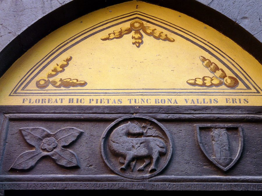 Pfarrkirche San Lorenzo in Vallebona mit ihrer historischen Fassade