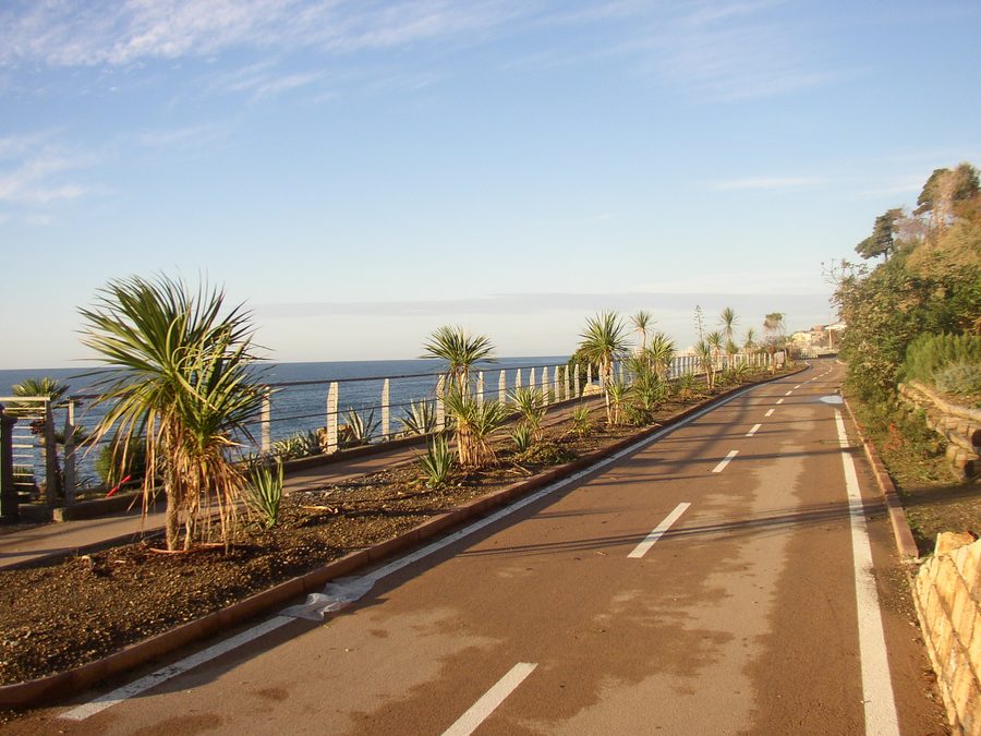 Fuß- und Radweg nahe Piani-Ciapin in Cipressa, Ligurien