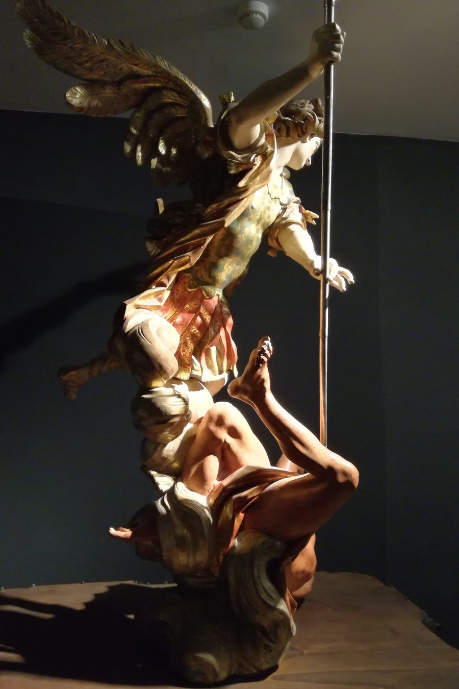 Skulptur des Erzengels Michael im Oratorio di San Michele Arcangelo in Celle Ligure