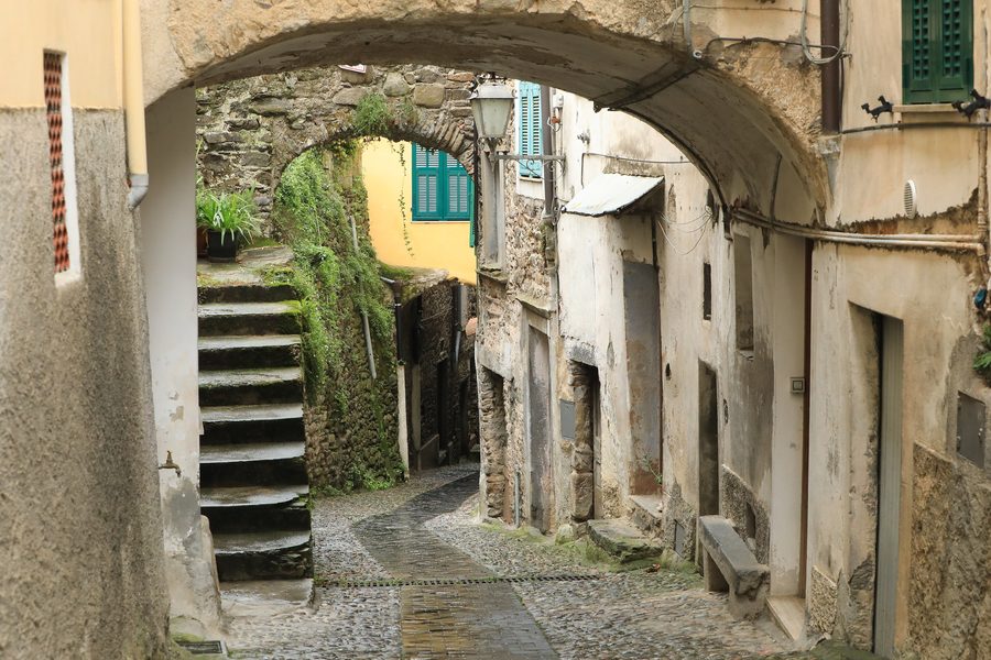 Mittelalterliche Steingasse im historischen Ortskern von Pigna