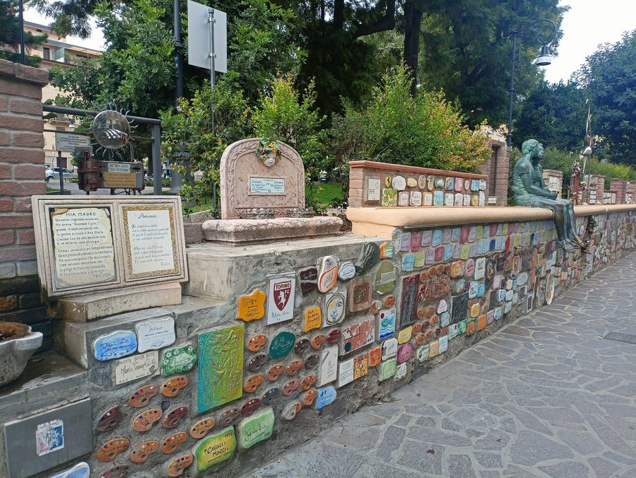 Muretto di Alassio mit keramischen Signaturen in Alassio