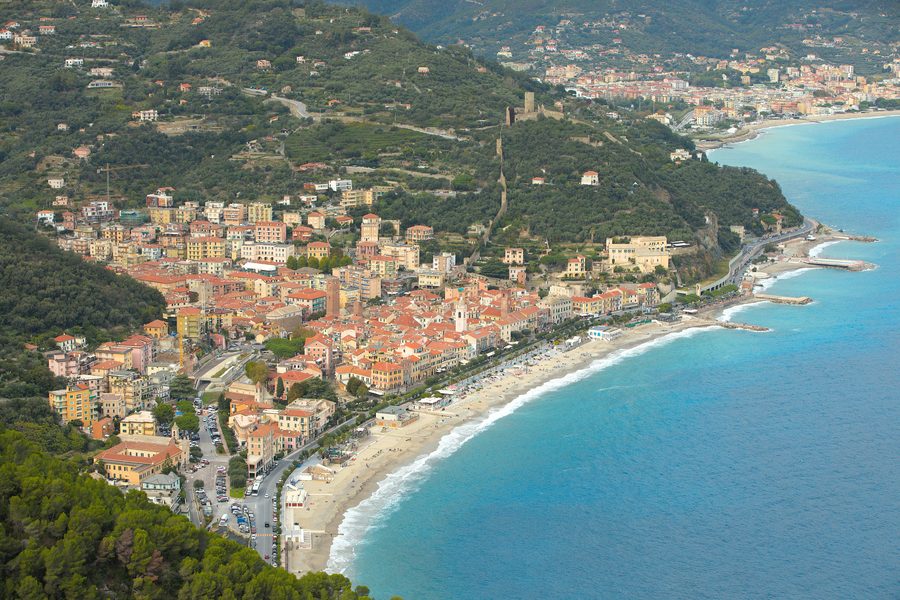 Blick von den Hügeln des Capo Noli auf Noli und Spotorno