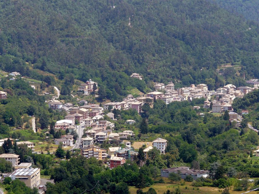 Panorama von Cicagna mit hügeliger Landschaft in Ligurien