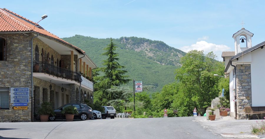 Colle San Bartolomeo über dem Impero-Tal in den Ligurischen Alpen