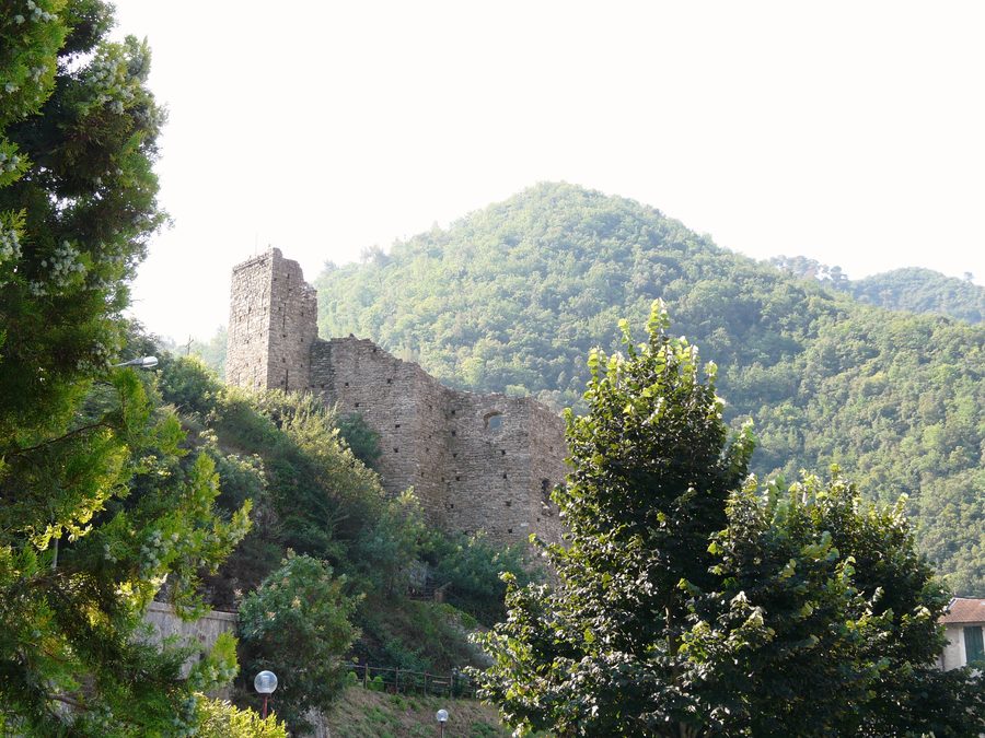 Ruinen der Doria-Burg in Isolabona in Ligurien