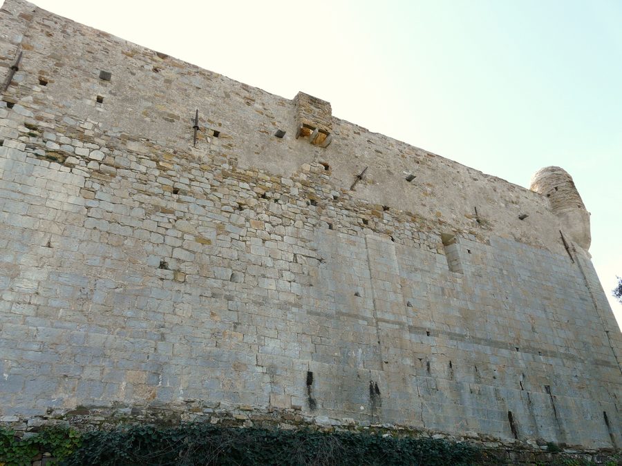 Befestigte Kirche San Pietro im historischen Ort Lingueglietta