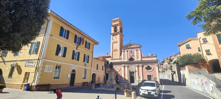 Pfarrkirche San Giacomo il Maggiore an der Piazza Pino Zunino in Tovo San Giacomo