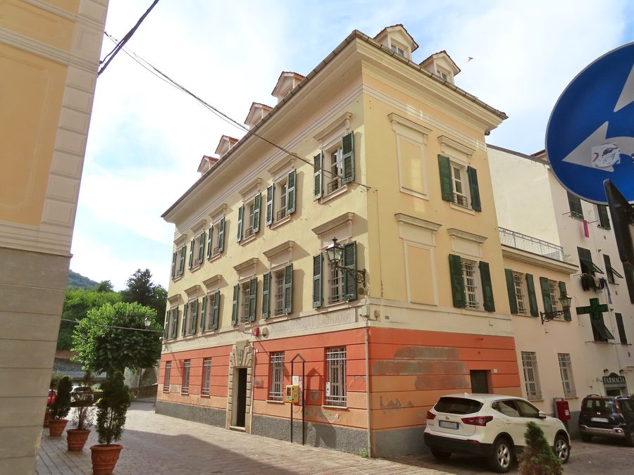 Fassade und Ostseite des Museo civico della Filigrana Pietro Carlo Bosio in Campo Ligure
