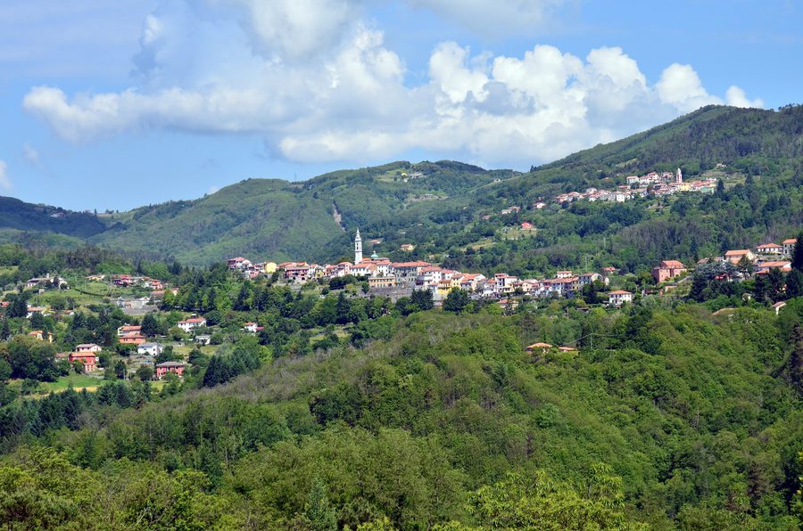 Panorama der Fraktion Castello im Gemeindegebiet von Carro, aufgenommen von Ziona
