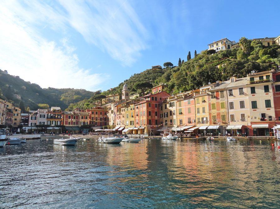 Blick auf die Piazzetta von Portofino mit dem Hafen und den umliegenden Häusern