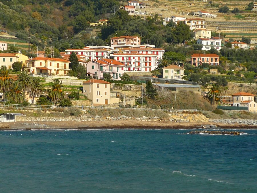 Panoramablick auf Cipressa-Aregai in Ligurien