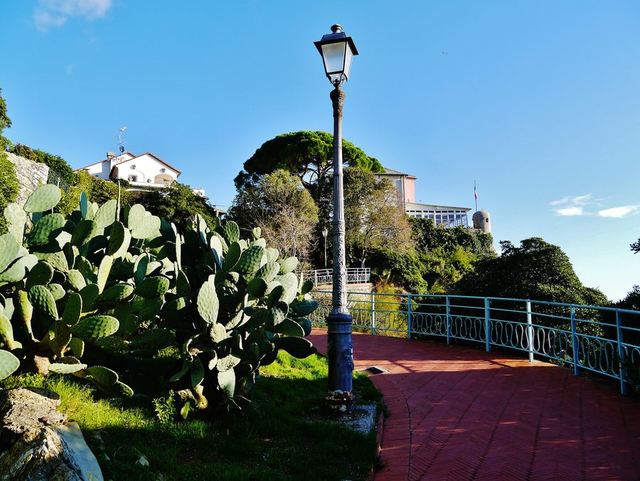 Passeggiata Anita Garibaldi entlang der Küste von Nervi in Genua