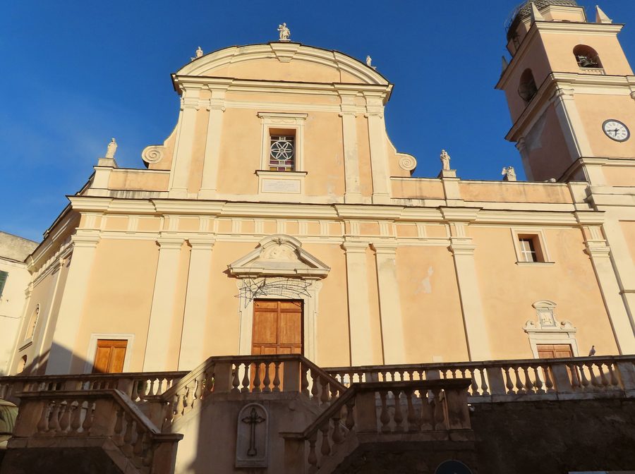 Via Dante mit der Fassade der Kirche Santa Maria Maddalena und des Oratorio dei Rossi in Castelnuovo Magra