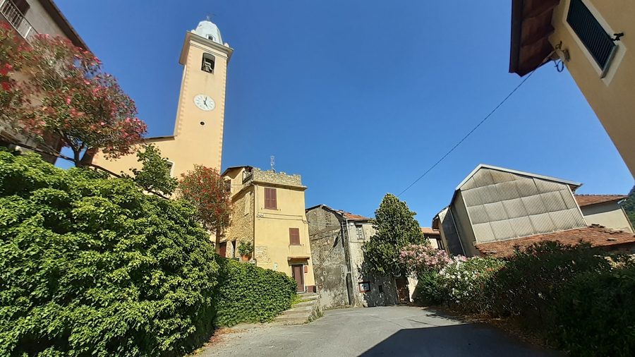 Platz an der Kirche in Vellego, Casanova Lerrone