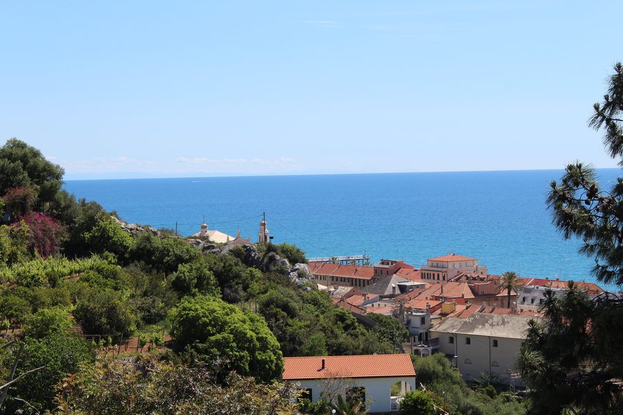 Blick auf Pietra Ligure mit Ort und hügeligem Umfeld