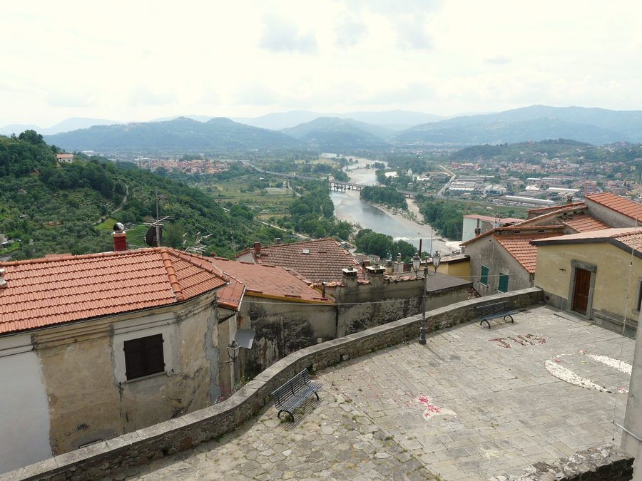 Panorama des Flusses Magra mit Santo Stefano di Magra am linken Ufer