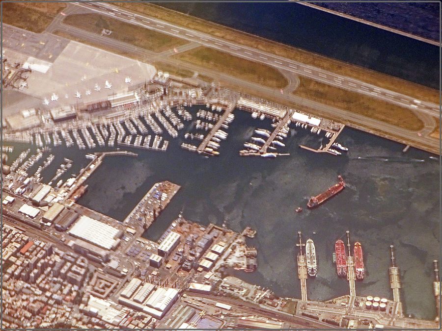 Luftaufnahme der Marina di Sestri Ponente und der Werft in Genua