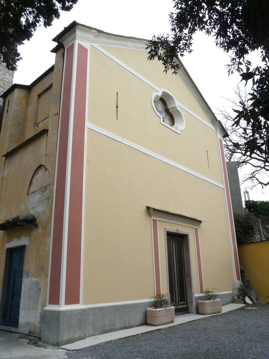 Kirche San Giovanni Battista in Bardino Vecchio mit ihrem Glockenturm