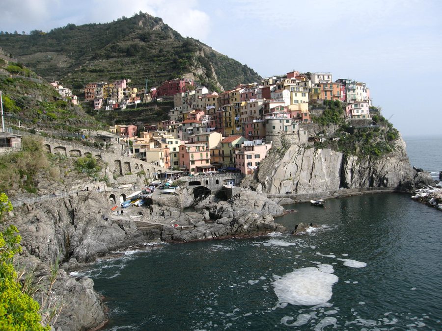 Manarola mit dicht gestaffelten Häusern am felsigen Küstenhang