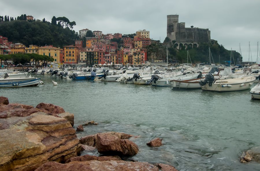 Hafen und Burg von Lerici in Ligurien