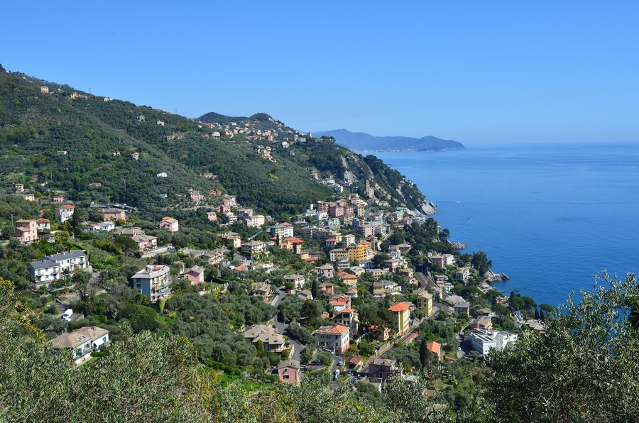 Panorama von Zoagli mit Küste und Meer, aufgenommen von San Pantaleo