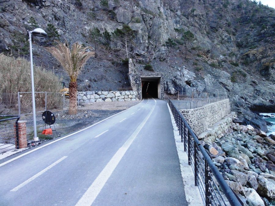 Radfahrer in einem ehemaligen Eisenbahntunnel zwischen Bonassola und Levanto