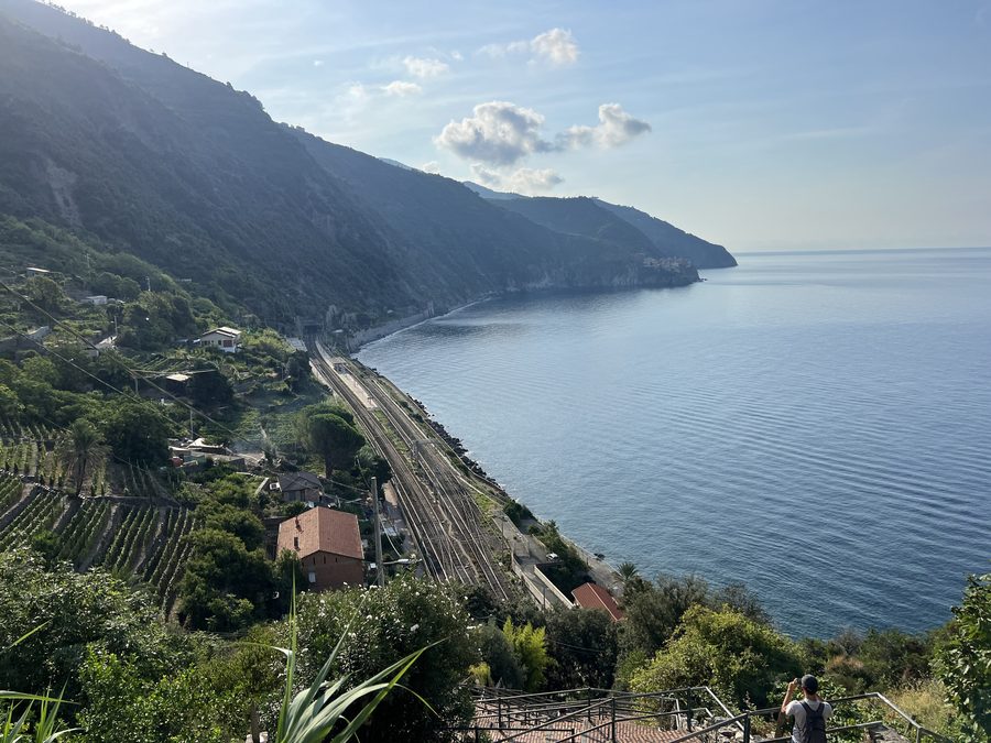 Blick von der Scalinata Lardarina auf die ligurische Küste bei Corniglia