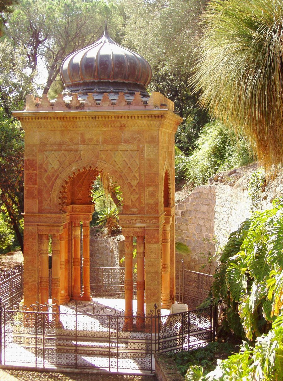 Blick auf die Gartenanlage der Hanbury-Gärten mit dem Mausoleumspavillon bei Ventimiglia
