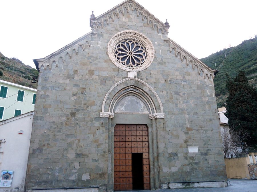Fassade der Kirche San Lorenzo in Manarola