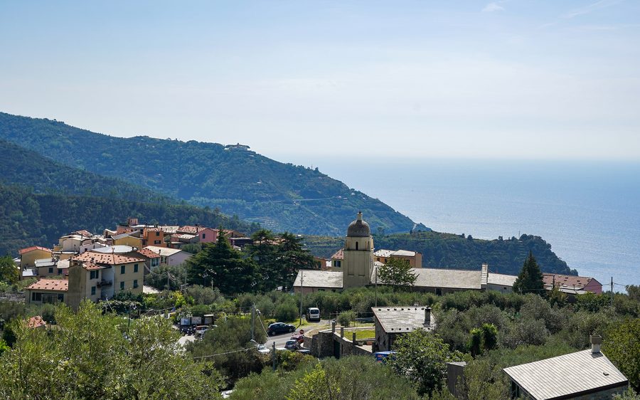 Blick auf Volastra im Cinque-Terre-Gebiet mit dem Santuario di Nostra Signora della Salute