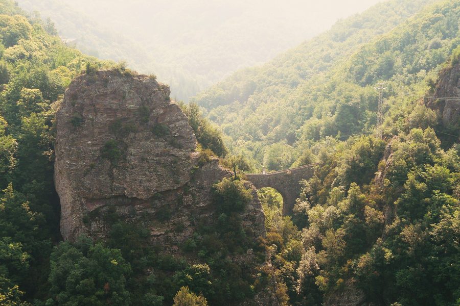 Einbogige Brücke zwischen den Weilern Nascio und Cassagna über die Schlucht des Rio Novelli