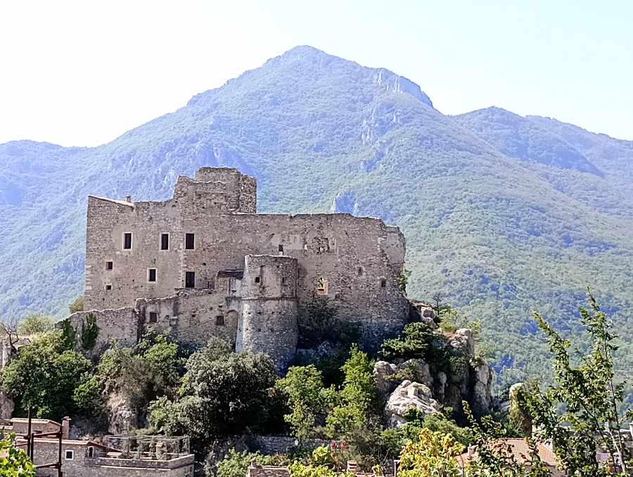 Castello dei Clavesana über Castelvecchio di Rocca Barbena vor dem Monte Alpe