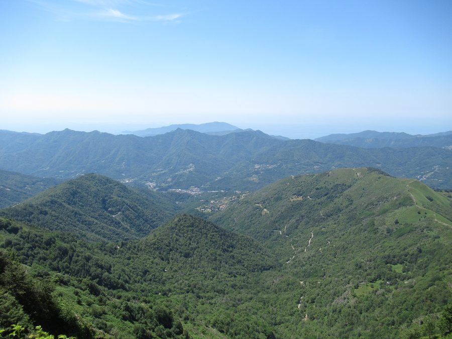 Blick vom Monte Caucaso über die ligurische Berglandschaft