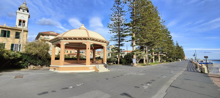 Panoramablick auf den Lungomare Argentina in Bordighera mit dem Musikpavillon am Meer